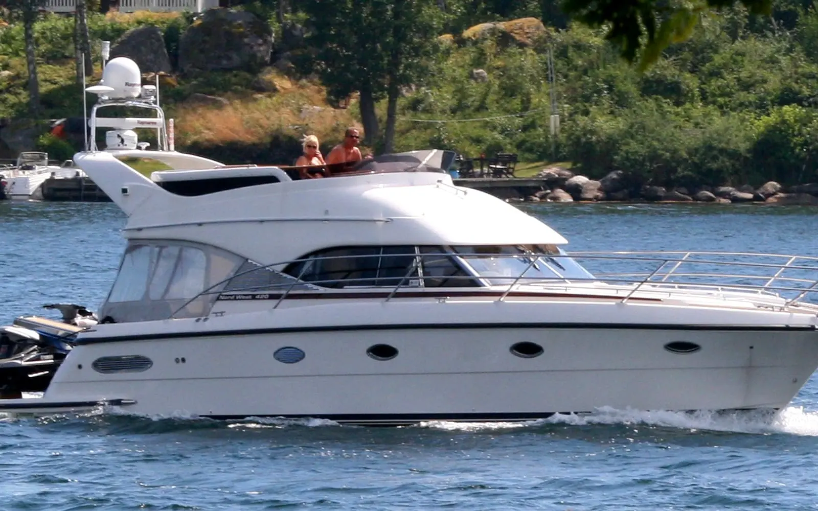 Fairline Squadron 68 deck view 1